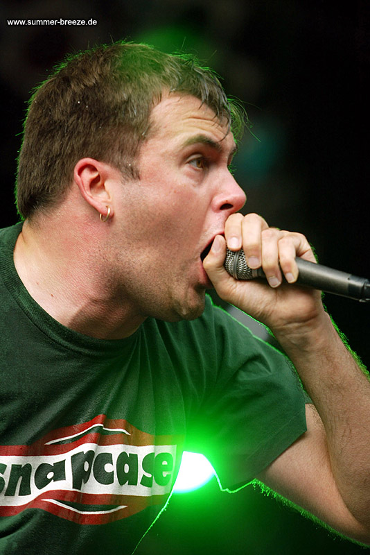 Bild eines Mitglieds der Band Napalm Death beim Live Auftritt auf dem Summer Breeze 2003.